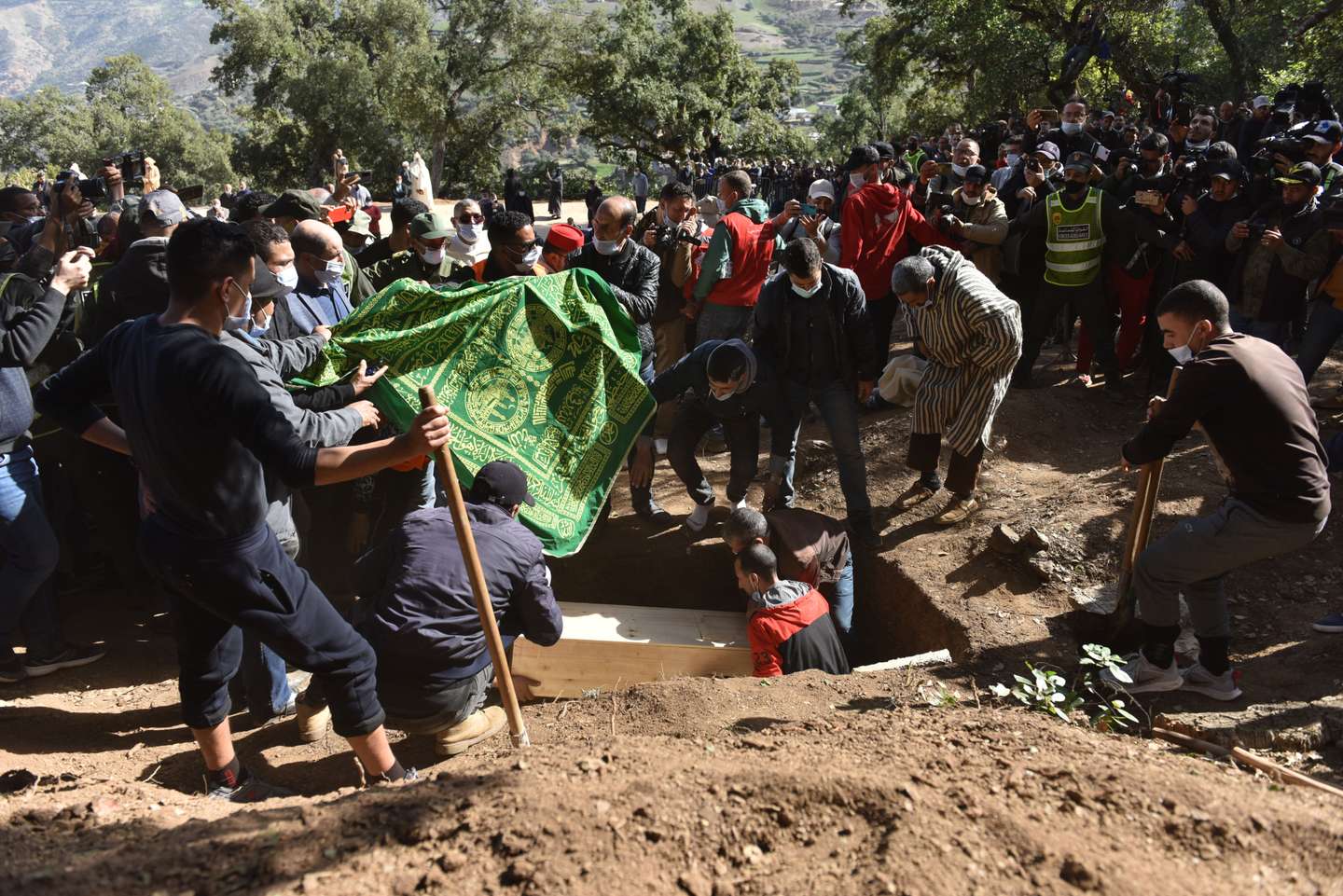 Realizou-se esta segunda-feira o funeral de Rayan, o rapaz de cinco anos que morreu este sábado depois de passar quatro dias preso num poço em Marrocos