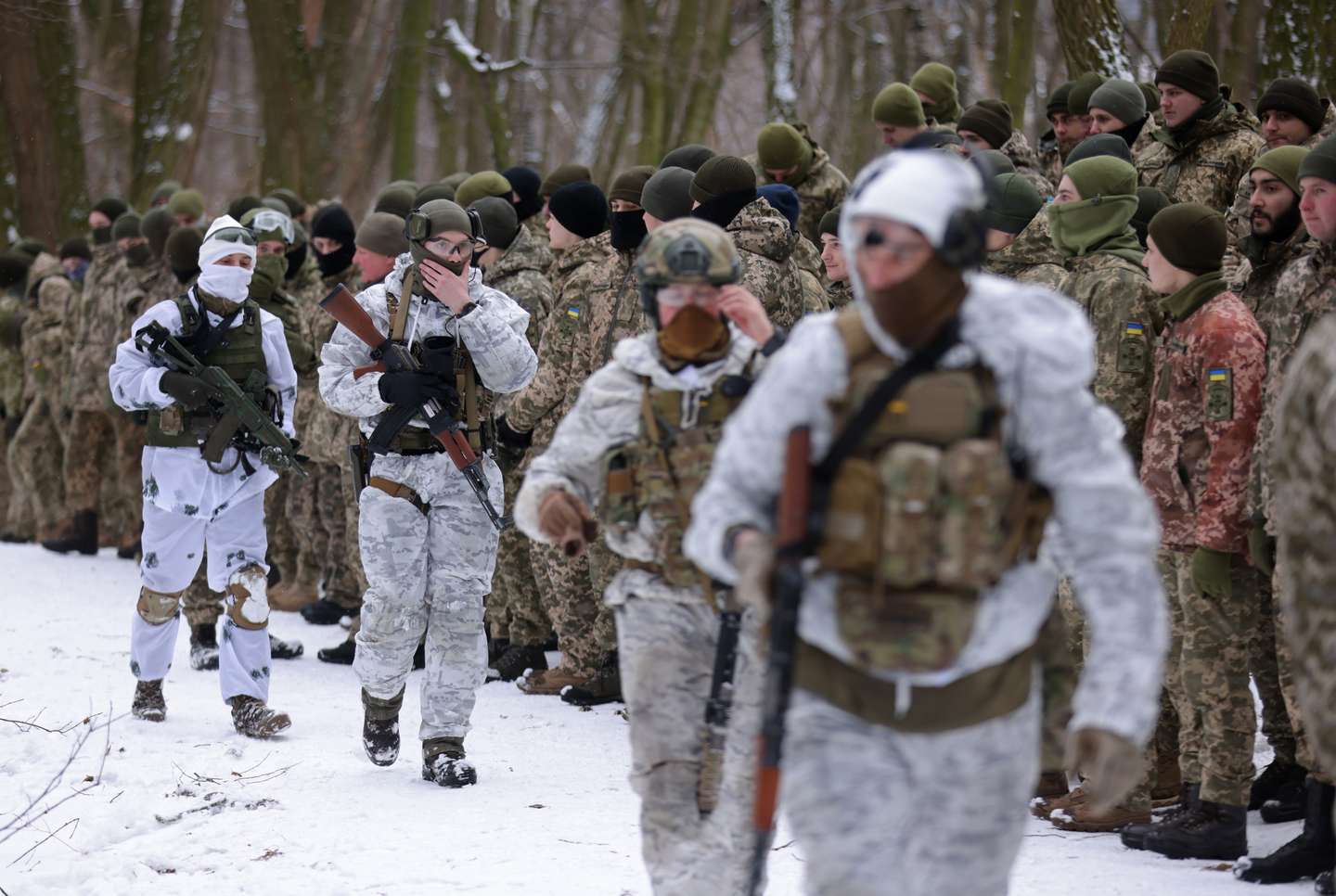 Civis ucranianos realizam treinos militares voluntários nos arredores de Kiev, na preparação de um corpo paramilitar que irá apoiar o exército ucraniano em caso de invasão por parte da Rússia