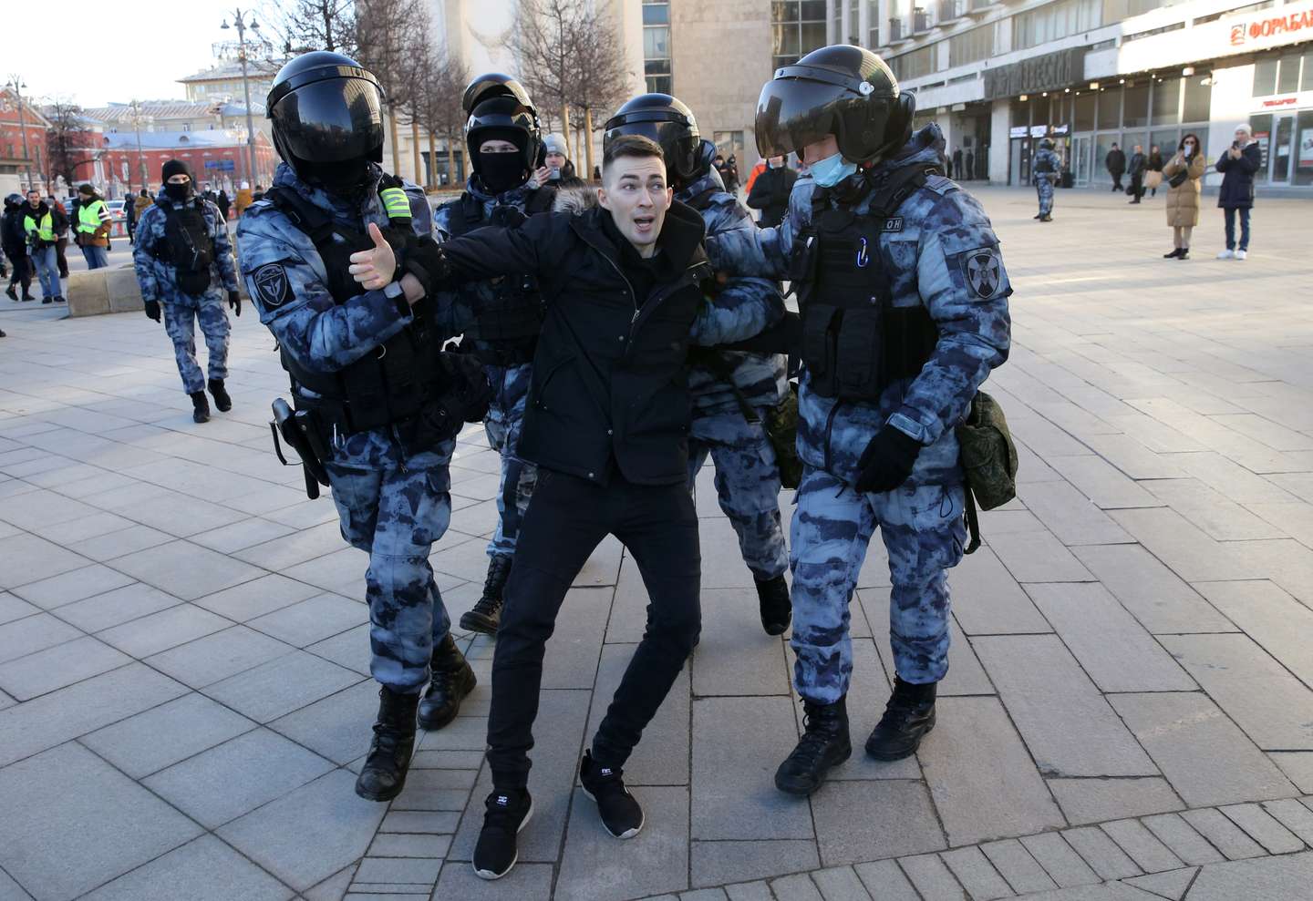 Manifestantes contra a invasão russa da Ucrânia são detidos pela polícia da Rússia, em Moscovo
