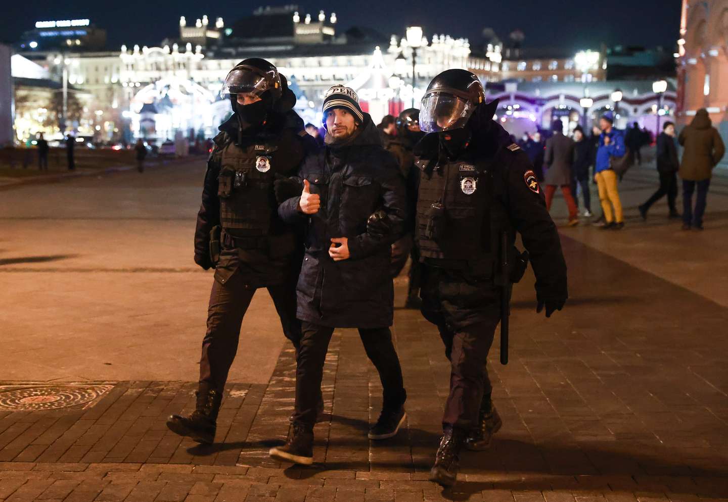 Manifestantes contra a invasão russa da Ucrânia são detidos pela polícia da Rússia, em Moscovo