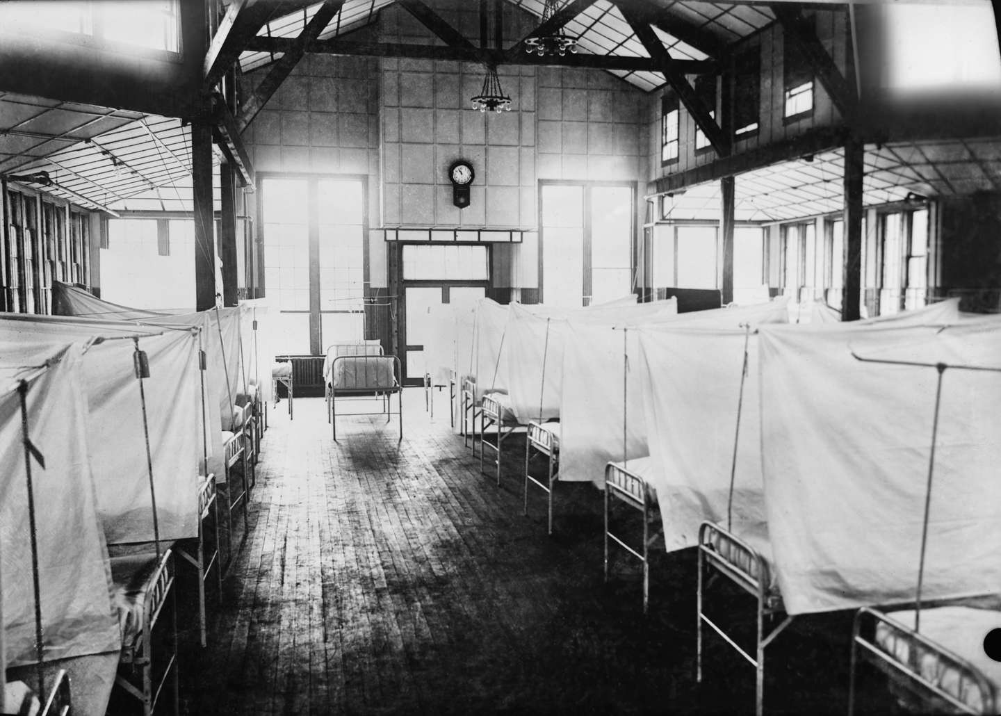 Durante a Gripe Espanhola, em 1918, foram adotadas medidas sanitárias semelhantes às de hoje, como o uso de máscara e a realização de atividades ao ar livre