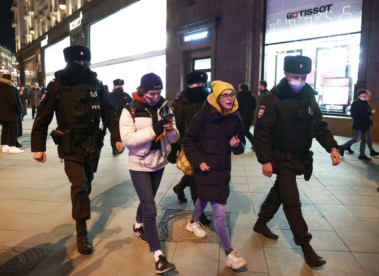 Manifestantes contra a invasão russa da Ucrânia são detidos pela polícia da Rússia, em Moscovo