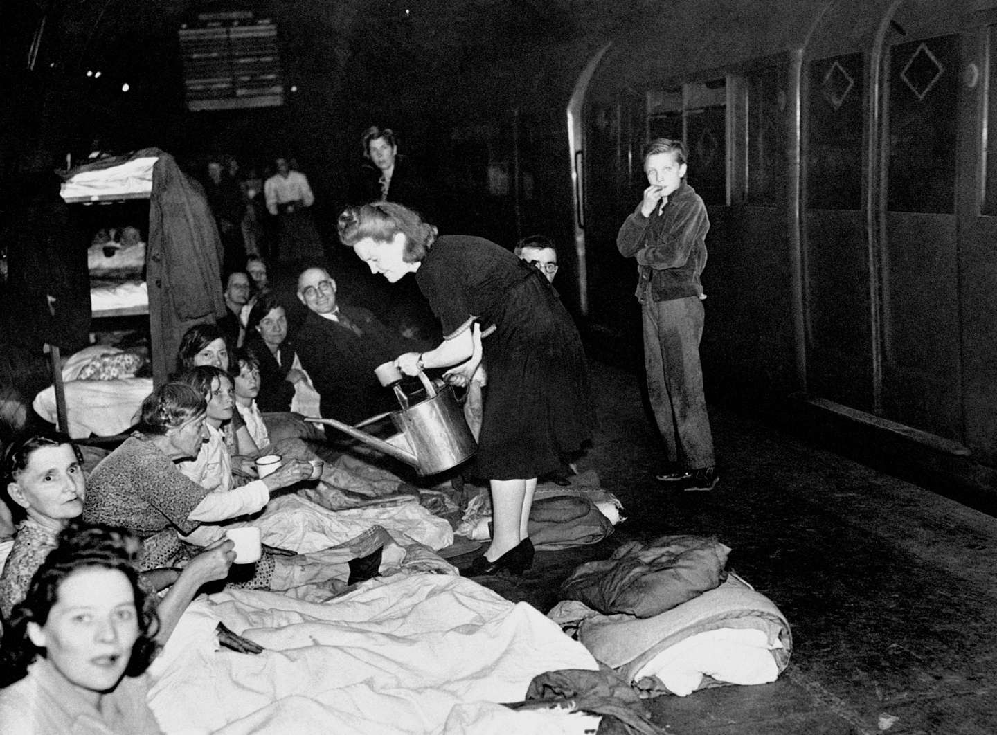 A população de Londres procura refúgio nas estações de metro durante o Blitz, em 1940