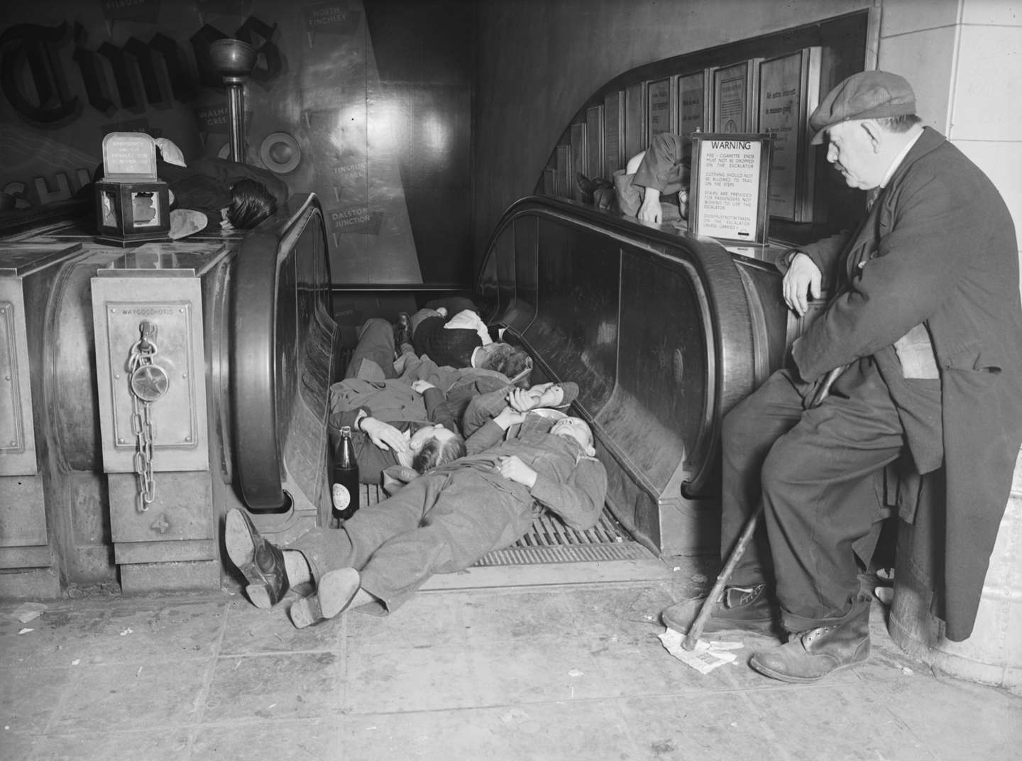 A população de Londres procura refúgio nas estações de metro durante o Blitz, em 1940