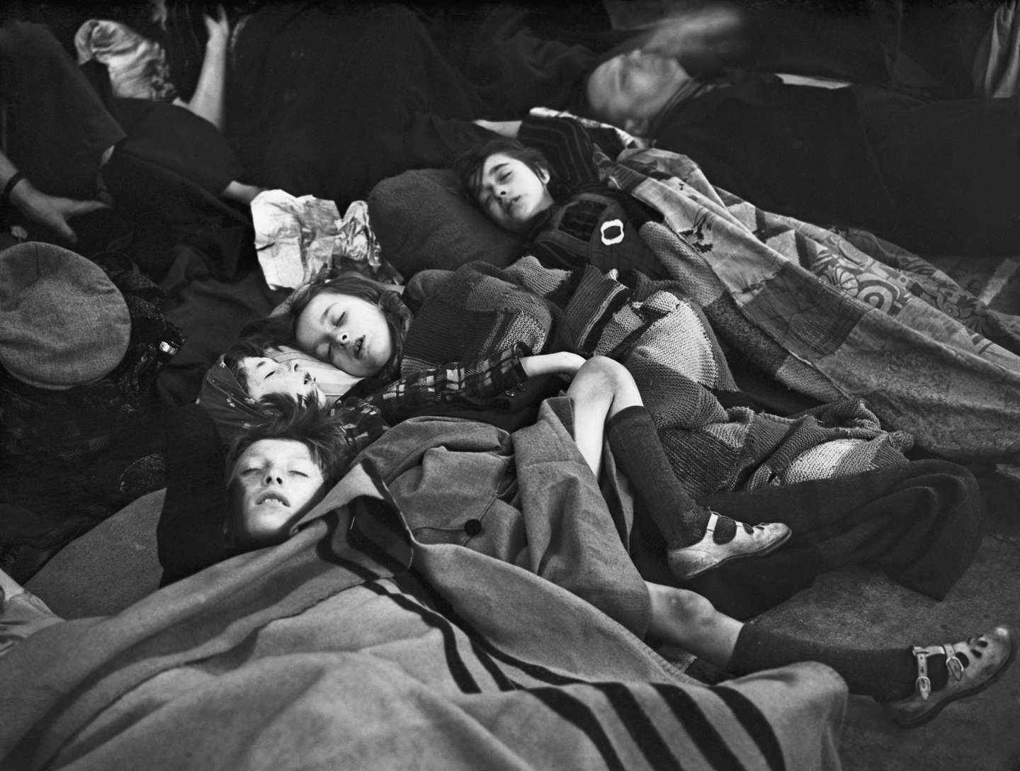 A população de Londres procura refúgio nas estações de metro durante o Blitz, em 1940