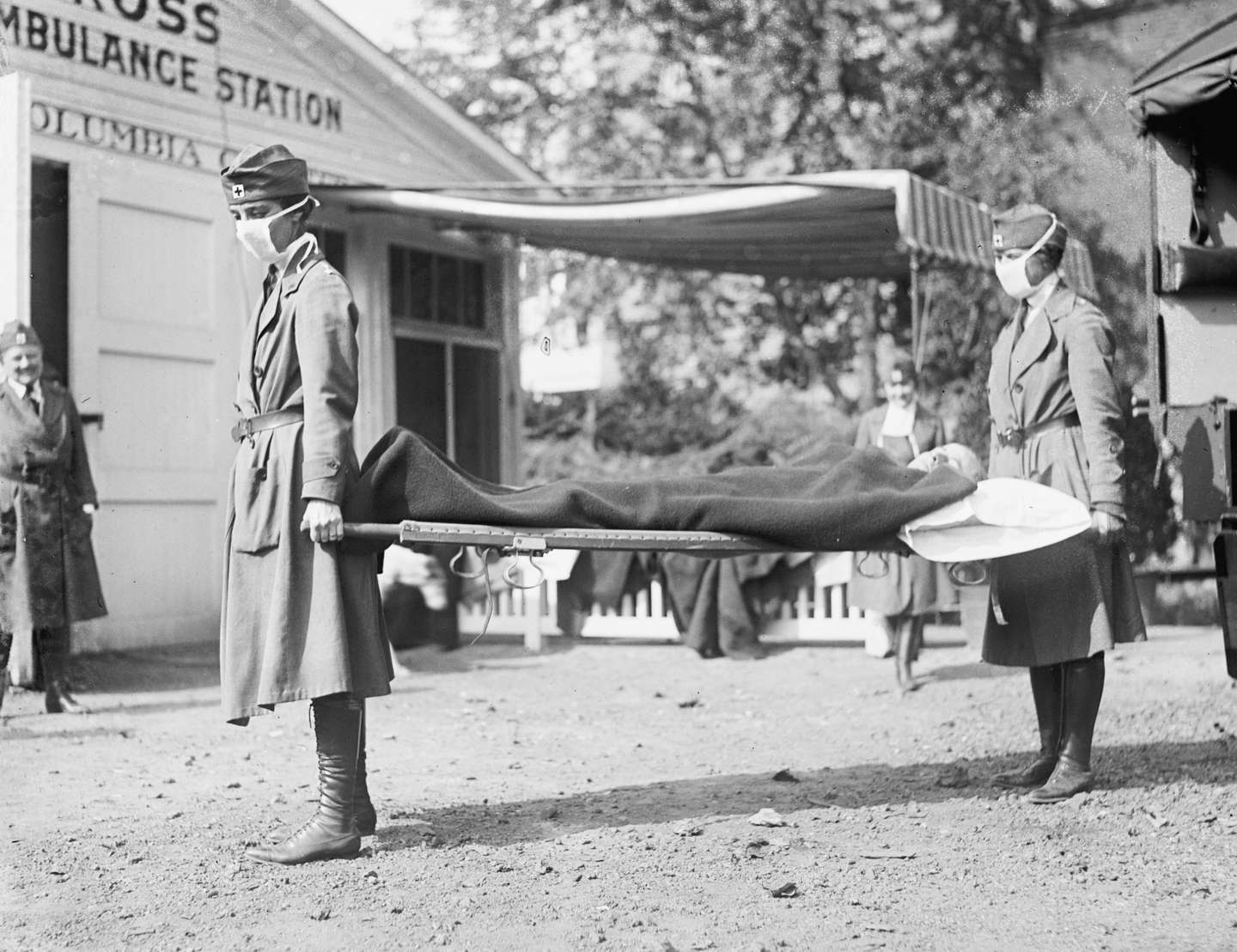 Durante a Gripe Espanhola, em 1918, foram adotadas medidas sanitárias semelhantes às de hoje, como o uso de máscara e a realização de atividades ao ar livre