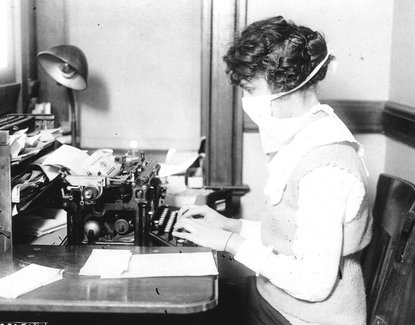Durante a Gripe Espanhola, em 1918, foram adotadas medidas sanitárias semelhantes às de hoje, como o uso de máscara e a realização de atividades ao ar livre