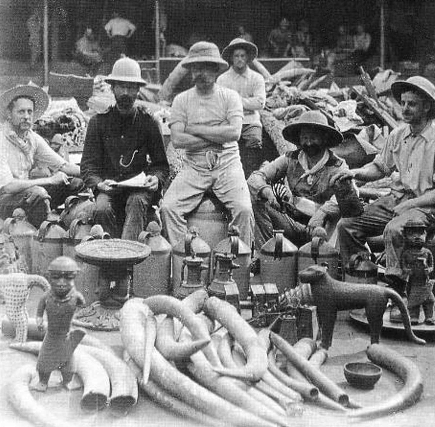 British soldiers with looted art in Benin.