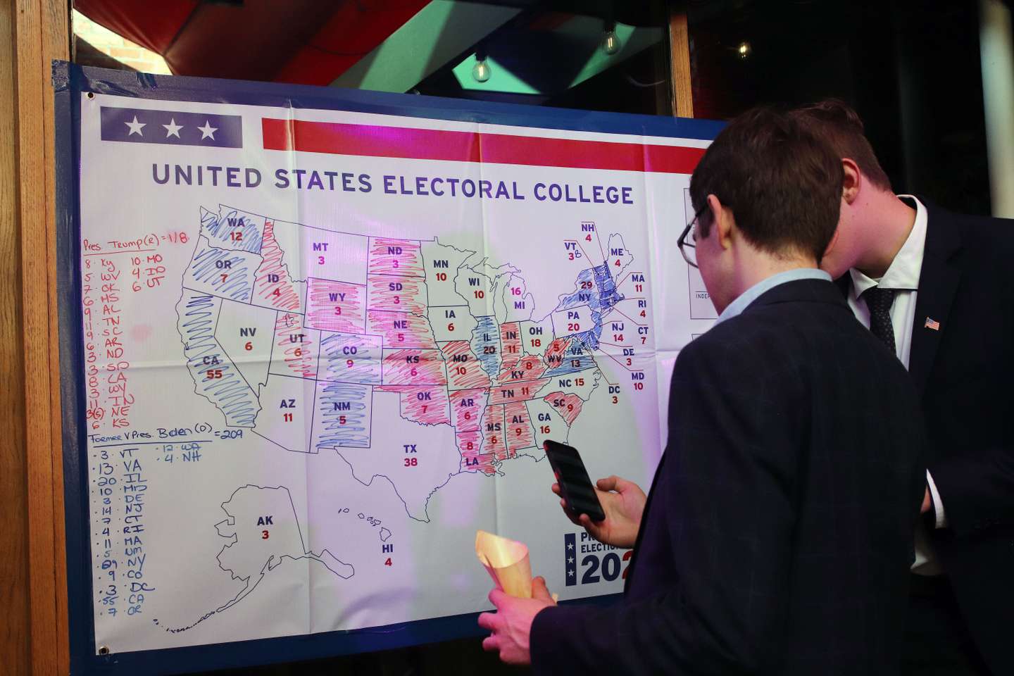 New Zealanders Gather To Watch U.S. Election Results