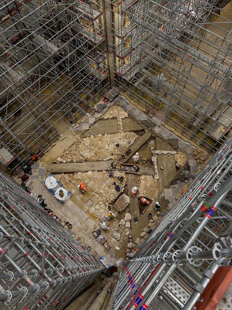 Escavação arqueológica em Notre Dame