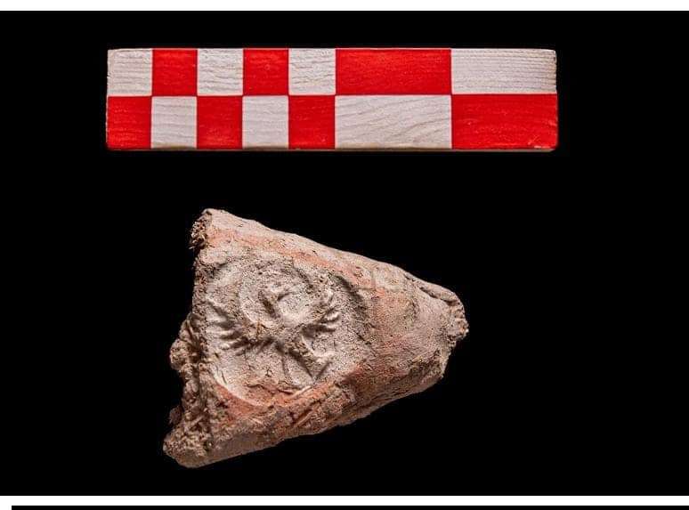 Caco de cerâmica com relevo de pássaro encontrado em Sohag no Egito