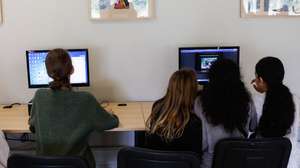 Estudantes de várias nacionalidades participam numa aula de Francês na Escola Francisco Arruda, Alcântara, em Lisboa, 16 de maio de 2024. A multiplicação de nacionalidades tem sido um grande desafio nas escolas e tornou as bibliotecas escolares num polo de acolhimento e de integração de alunos imigrantes, afirmou a Coordenadora da Rede Nacional de Bibliotecas Escolares, Manuela Pargana da Silva. (ACOMPANHA TEXTO DA LUSA DO DIA 21 DE MAIO DE 2024). ANTÓNIO PEDRO SANTOS/LUSA
