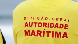 Elemtos da Autoridade Marítima, assistem à formação nas áreas do resgate e salvamento aquático e Suporte Básico de Vida, numa praia da Costa da Caparica, Almada, 23 de setembro de 2020. ANTÓNIO COTRIM/LUSA