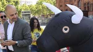 O cabeça de lista do PAN às eleições europeias 2024, Pedro Fidalgo Marques, acompanhado pela lider daquele Partido,  Inês Sousa Real,   durante ação de campanha junto à praça de touros do Campo Pequeno, 01 junho 2024, em Lisboa   MANUEL DE ALMEIDA/LUSA