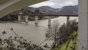A nova ponte Hintze Ribeiro (à direita)  em Castelo de Paiva, 24 de fevereiro de 2021. Naquela noite fria e chuvosa de 04 de março de 2001 uma ponte ruiu perto de Castelo de Paiva e atirou ao Douro um autocarro com 53 passageiros e três automóveis, com um total de seis viajantes. Ninguém sobreviveu. Vinte anos após a tragédia de Entre-os-Rios, que colocou no mapa pelas piores razões um concelho encravado nos limites dos distritos do Porto, Aveiro e Viseu, ainda sobram expressões de incredulidade pelo que sucedeu. .  (ACOMPANHA TEXTO DO DIA 02 MARÇO 2021)  JOSÉ COELHO/LUSA