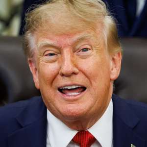 epa13249106 US President Donald Trump answers questions from reporters after announcing new 'most favored nation' pricing for certain drugs in the Oval Office of the White House in Washington, DC, USA, 18 September 2026. The policy aims to allow state Medicaid programs to access lower drug prices negotiated by foreign nations.  EPA/Samuel Corum / POOL