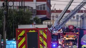 Bombeiros combatem um incêndio que deflagrou hoje à tarde num armazém de viaturas de aluguer no Prior Velho, em Lisboa, 16 de agosto de 2024. Segundo Pedro Dias, do Comando Sub-regional de Lisboa do Centro Distrital de Operações de Socorro (CDOS), o alerta foi dado às 17:58 e está a ser combatido por 140 bombeiros auxiliados por 48 viaturas. TIAGO PETINGA/LUSA