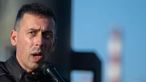 O secretário geral da CGTP, Tiago Oliveira, discursa durante a concentração "Que futuro para os terrenos da Refinaria da Petrogal" realizada pelo SITE Norte (Sindicato dos Trabalhadores das Industrias Transformadoras, Energia e Atividades do Ambiente Norte), junto á Refinaria da Petrogal, em Matosinhos. 19 de dezembro de 2024. Esta ação pretende relembrar o poder político, autárquico e o governo, que passam agora quatro anos desde o anúncio do encerramento do complexo petroquímico de Matosinhos. RUI MANUEL FARINHA/LUSA