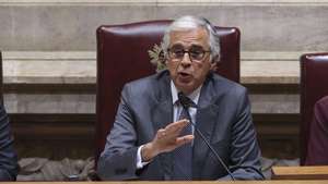 O presidente da Assembleia da República, José Pedro Aguiar-Branco (C), intervém na sessão plenária sobre o Orçamento do Estado para 2026 (OE2026), na Assembleia da República, em Lisboa, 28 de outubro de 2025. A Assembleia da República continua hoje a debater em plenário a proposta do Governo de Orçamento do Estado para 2026. MIGUEL A. LOPES/LUSA