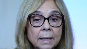 A Ministra da Saúde, Ana Paula Martins, fala à comunicação social durante a visita às instalações da empresa Sword Health, no Porto, 03 de Novembro de 2025. ESTELA SILVA/LUSA