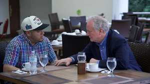 Chris Van Hollen, senador do Maryland, encontra-se com Kilmar Abrego Garcia em El Salvador. 17 de abril de 2025