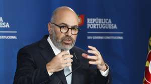 O ministro das Infraestruturas e Habitação, Miguel Pinto Luz, intervém durante o briefing do Conselho de ministros, no Campus XXI, em Lisboa, 23 de abril de 2026. ANTÓNIO PEDRO SANTOS/LUSA