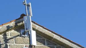 O presidente da junta de Arga de Baixo, Ventura Cunha, junto da Antena de "wi-fi" um dos proponentes da ideia para o orçamento participativo na Vila de Caminha, 18 de janeiro de 2017. Os habitantes de Arga de Baixo, Caminha, já não precisam procurar o melhor local da aldeia para falar ao telemóvel, mas o acesso à internet às vezes complica-se porque a instalação da rede, iniciada em dezembro, está por concluir. (ACOMPANHA TEXTO DE 22/01/2017)   ARMÉNIO BELO/LUSA