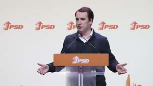 O presidente da Juventude Social Democrata (JSD), João Pedro Louro, intervém num jantar-comício, no âmbito da campanha para as eleições legislativas, em Lisboa, 06 de maio de 2025. MIGUEL A. LOPES/LUSA