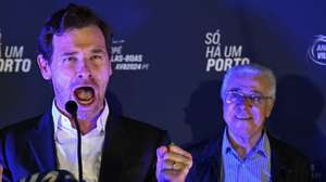 O novo presidente do FC Porto, André Villas-Boas, fala aos jornalistas e apoiantes após serem conhecidos os resultados das eleições para os órgãos sociais do clube, na sua sede de campanha, no Porto, 27 de abril de 2024. Ex-treinador do FC Porto, André Villas-Boas está prestes a tornar-se o 34.º presidente da história do clube, quebrando um ‘reinado’ de mais de quatro décadas de Pinto da Costa, na sequência do ato eleitoral mais participado de sempre, com cerca de 27.000 votantes.&#039;. FERNANDO VELUDO/LUSA