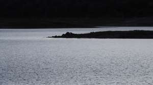 Um pescador no lago de alqueva, na praia fluvial de Monsaraz. Reguengos de Monsaraz, 10 de outubro de 2022. NUNO VEIGA/LUSA