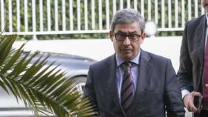 O secretário de Estado do Trabalho, Miguel Fontes (E), e o secretário de Estado da Segurança Social, Gabriel Bastos (D), à chegada à reunião plenária do Conselho Permanente de Concertação Social, esta tarde em Lisboa, 14 de dezembro de 2022.  MIGUEL A. LOPES/LUSA