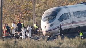 epa13338292 Emergency services members and security forces officers work at the scene of a collision between two high-speed trains, Iryo and AVE, in the village of Urda, Toledo, Spain, 29 October 2026. At least 68 people have been killed and dozens more injured in the accident on 28 October in the province of Toledo, south of the Spanish capital, Madrid.  EPA/J.J. GUILLEN