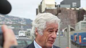 Gonçalo da Câmara Pereira (C), presidente do Partido Popular Monárquico (PPM), acompanhado pelo cabeça de lista pela Madeira, Paulo Brito (D), fala aos jornalistas durante a visita ao porto do Funchal em pré-campanha para as eleições legislativas nacionais, no Funchal, 22 de fevereiro de 2024.  HOMEM DE GOUVEIA/LUSA