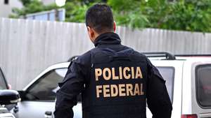 epa11136911 Federal Police agents leave the house of Brazilian former minister Augusto Heleno in Brasilia, Brazil, 08 February 2024. Brazilian Federal Police is conducting an operation against former president Bolsonaro, his ministers, and his military allies to investigate in the attempted coup d&#039;etat on 01 January 2023.  EPA/AndrÃ© Borges