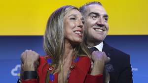O novo bastonário da Ordem dos Enfermeiros, Luís Filipe Barreira, é cumprimentado pela bastonária cessante, Ana Rita Cavaco, durante a sua cerimónia de posse em Lisboa, 19 de dezembro de 2023. TIAGO PETINGA/LUSA