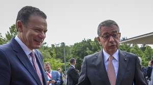 O Presidente da República, António José Seguro (D), acompanhado pelo primeiro-ministro, Luis Montenegro (E), durante o encontro com alunos portugueses, no Centro Cultural Artikuss de Sanem, inserido na visita oficial ao Grão-Ducado, Luxemburgo, 7 de junho de 2026. TIAGO PETINGA/LUSA