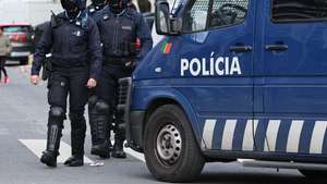 Elementos da Equipas de Intervenção Rápida (EIR), da Unidade Especial de Polícia, do Comando Metropolitano de Lisboa da PSP, durante a operação de prevenção criminal que está a realizar hoje na zona da Alta de Lisboa, Ameixieira e Ajuda, em Lisboa, 19 de novembro de 2025. A operação envolve cerca de 100 elementos das valências de investigação criminal, equipas de ordem pública e ainda a Unidade Especial de Polícia, indicou a fonte no local onde decorre a operação. ANTÓNIO COTRIM/LUSA