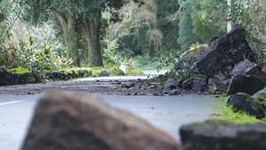A estrada regional no troço próximo ao miradouro da freguesia do Raminho (concelho de Angra do Heroísmo), Açores, deverá manter-se encerrada "nos próximos dias por motivos de segurança", depois de uma derrocada, após o sismo registado esta manhã, Angra do Heroísmo, Terceira, Açores, 14 de janeiro de 2024. Numa nota hoje divulgada, o Serviço Regional de Proteção Civil e Bombeiros dos Açores (SRPCBA) refere que, na sequência do sismo que ocorreu pelas 07:19 locais (08:19 em Lisboa) de hoje com magnitude 4,5 na escala de Richter "foi registada uma derrocada na Estrada Regional, no troço próximo ao miradouro da freguesia do Raminho (concelho de Angra do Heroísmo), obstruindo a via com rochas e detritos". ANTÓNIO ARAÚJO/LUSA