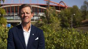 O candidato às eleições presidenciais do Sport Lisboa e Benfica (SLB), Martim Mayer, posa para a fotografia durante uma entrevista à agência Lusa, em Lisboa, 16 de outubro de 2025. As eleições decorrerão no próximo dia 25 de outubro. (ACOMPANHA TEXTO DA LUSA DO DIA 18 DE OUTUBRO DE 2025). JOSÉ SENA GOULÃO/LUSA
