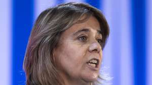 A candidata à Presidência da República apoiada pelo Bloco de Esquerda (BE), Catarina Martins, usa da palavra durante a XIV Convenção Nacional do BE, no Pavilhão do Casal Vistoso, em Lisboa, 30 de novembro de 2025. JOSÉ SENA GOULÃO/LUSA