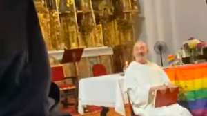 Grupo Orate em igreja Santa Maria la Real durante jornada LGBTQ+