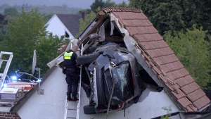 Carro no telhado em Bohmte