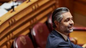 O deputado do Partido Social Democrata (PSD) Cristóvão Norte intervém durante a sessão plenária sobre política setorial, requerido pelo grupo parlamentar do PS, na Assembleia da República, em Lisboa, 11 de dezembro de 2020. JOSÉ SENA GOULÃO/LUSA