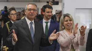 O Presidente da República, António José Seguro (C), acompanhado pelo presidente da Câmara Municipal de Leiria, Gonçalo Lopes (2-E), durante a visita à Escola Profissional de Leiria, em Leiria, 30 de outubro de 2026. PAULO CUNHA/LUSA