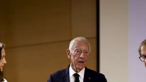 O Presidente da República, Marcelo Rebelo de Sousa (C), acompanhado pela ministra da Justiça, Rita Alarcão Júdice (E), e pelo diretor Nacional da Polícia Judiciária (PJ), Luís Neves (D), durante sessão solene das comemorações do 80.º Aniversário da Polícia Judiciária, em Lisboa, 21 de outubro de 2025. FILIPE AMORIM/LUSA