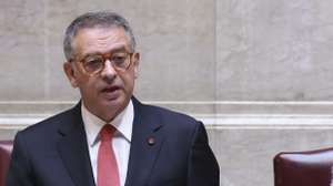 O Presidente da República, António José Seguro (E) ladeado pelo presidente da Assembleia da República, José Pedro Aguiar-Branco (D), intervém na sessão solene comemorativa do 50.º aniversário da Constituição da República Portuguesa, na Assembleia da República, em Lisboa, 02 de abril de 2026. O parlamento assinala hoje numa sessão solene os 50 anos da Constituição da República Portuguesa (CRP), aprovada a 02 de abril de 1976 e que fundou os princípios basilares do regime democrático. MIGUEL A. LOPES/LUSA