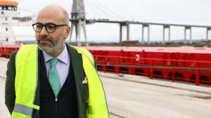 O ministro das Infraestruturas e Habitação, Miguel Pinto Luz (D), conversa com o presidente do Conselho de Administração do Porto da Figueira da Foz, Eduardo Feio (E), durante a visita ao porto, no âmbito da cerimónia de assinatura do Auto de Consignação da Obra de Melhoria das Acessibilidades Marítimas e Infraestruturas do Porto da Figueira da Foz, na Figueira da Foz, 24 de janeiro de 2025. PAULO CUNHA/LUSA