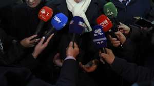 O ministro da Defesa Nacional, Nuno Melo, fala aos jornalistas à chegada para uma visita no âmbito do reequipamento das Forças Armadas e Indústrias de Defesa, Istambul, Turquia, 27 de janeiro de 2026. NUNO VEIGA/LUSA