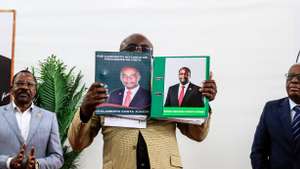 Cerimónia da formalização das candidaturas de Adalberto Costa Júnior (C-E), presidente cessante da União Nacional para a Independência Total de Angola (UNITA), e de Rafael Massanga Savimbi (C-D), pela comissão de mandatos do XIV Congresso Ordinário do partido, em Luanda, Angola, 24 de outubro de 2025. Adalberto Costa Júnior e Rafael Massanga Savimbi vão disputar a presidência da UNITA, oposição angolana, em novembro próximo, anunciou hoje a comissão de mandatos do XIV Congresso Ordinário do partido, após validar as duas candidaturas. AMPE ROGÉRIO/LUSA