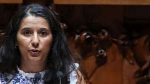 A lider parlamentar do Partido Comunista Português (PCP), Paula Santos, intervem  durante o debate sobre política geral, centrada nas soluções para a defesa do poder de compra e das condições de vida do povo, travando o aumento de preços e assegurando o aumento dos salários e pensões, solicitado pelo Partido Comunista Português(PCP), na Assembleia da República, em Lisboa, 07 de julho de 2022. ANTÓNIO COTRIM/LUSA